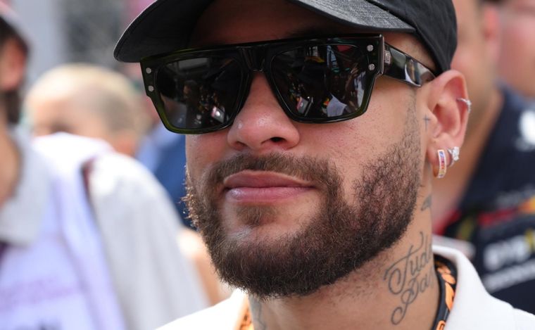 Neymar nuevamente en el ojo de la tormenta por cuestiones extra futbolísticas. Foto: EFE