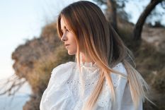 Para lucir un pelo saludable es fundamental hidratarlo y protegerlo. Foto: Unsplash