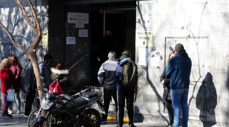 Enero tiene aumento y bono para jubilados que reciben la mínima. Enero tiene aumento y bono para jubilados que reciben la mínima.