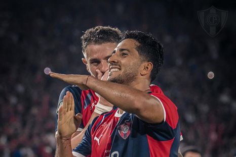 Domínguez forma una dupla letal con el argentino Pablo Vegetti en la actual Copa Libertadores de América. Domínguez forma una dupla letal con el argentino Pablo Vegetti en la actual Copa Libertadores de América.