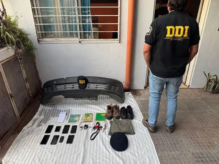 Agentes incautaron armas, teléfonos celulares y otros elementos en la casa donde se ocultaba el presunto asesino Foto: NA