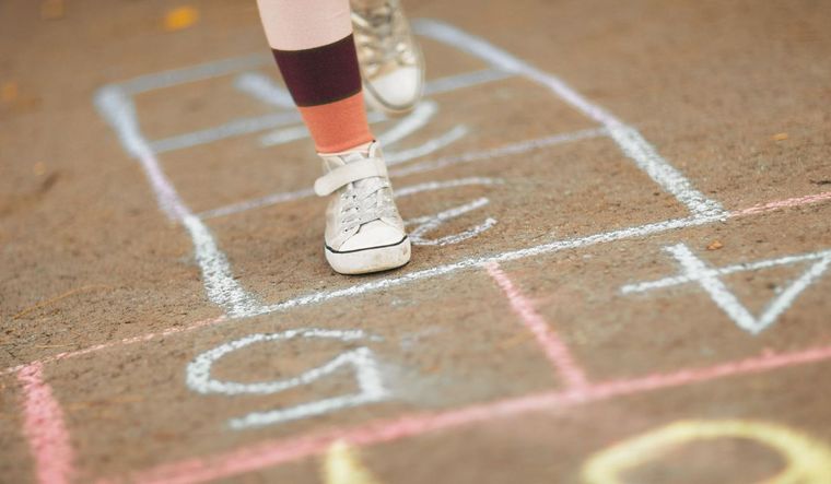 Hay generaciones que crecieron lejos de las pantallas y que los juegos en las veredas, escuelas y clubes formaban lazos únicos. Foto: Canva