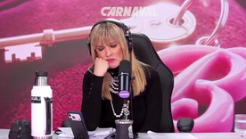 La rubia hizo una llamada que la movilizó por completo. La rubia hizo una llamada que la movilizó por completo.