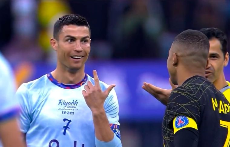 Cristiano - Mbappé El francés chequeó el golpazo que le dieron a CR7 en el amistoso en Riyadh.