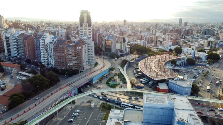 La ciclocía elevada permite a ciclistas y peatones conectarse con diferentes barrios de la Ciudad de Córdoba evadiendo la congestión vehicular. Foto: Municipalidad de Córdoba
