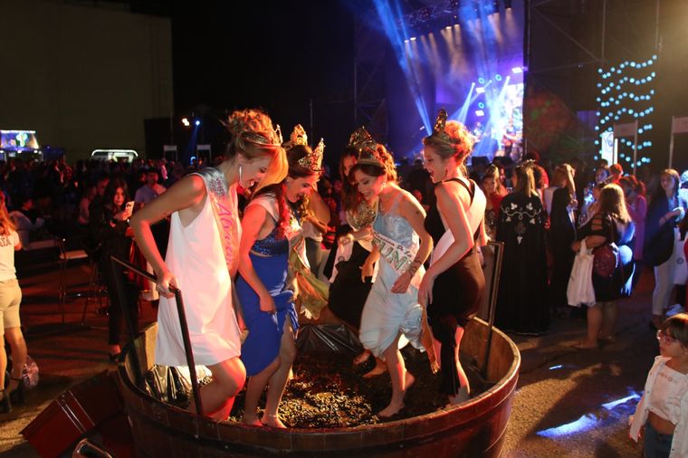 La tradicional Pisada de la Uva volvió con Vendimia Shopping Foto: Maximiliano Ríos/MDZ