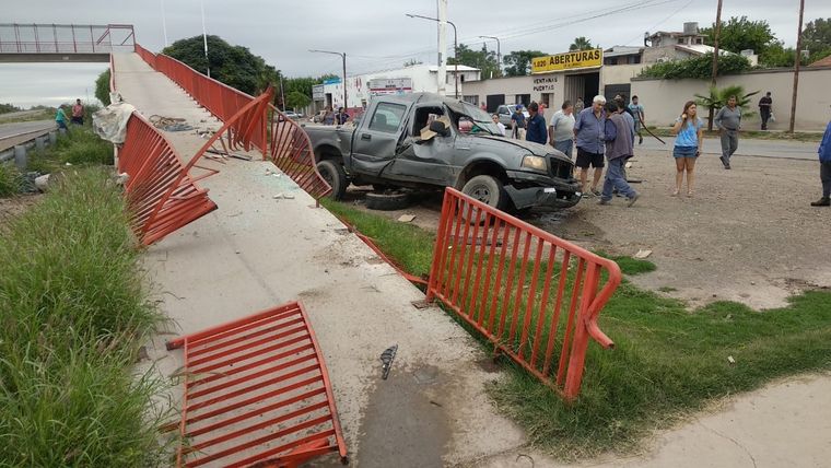 La camioneta se detuvo tras impactar contra la rampa de ua pasarela y un poste de luz