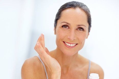 La protección solar es clave para un correcto cuidado de la piel del rostro. Foto: The Natural Beauty Blog
