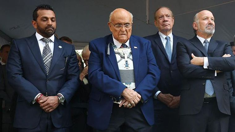 Giuliani y miembros de la administración Trump en un evento en honor a los fallecidos el 11 de septiembre del año pasado.