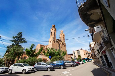 El pueblo de Rosalía, Sant Esteve Sesrovires, combina industria, tradición y naturaleza. El pueblo de Rosalía, Sant Esteve Sesrovires, combina industria, tradición y naturaleza.
