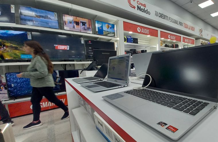 Tienda BNA+ está liquidando computadoras, celulares y varios elementos tecnológicos más Foto: Maximiliano Ríos/MDZ
