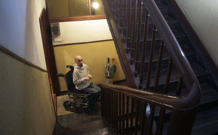 Josu Cifuentes vive en Bergara, no puede salir de su casa y lanzó un pedido desesperado. Foto: gofundme.com/f/prisioneroenmicasa