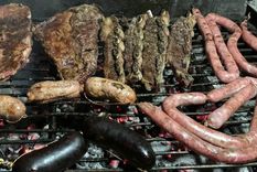 Los turistas extranjeros que llegan al país se sorprende con los precios de la comida en Argentina por lo barato, especialmente en el tradicional asado Foto: ALF PONCE MERCADO / MDZ