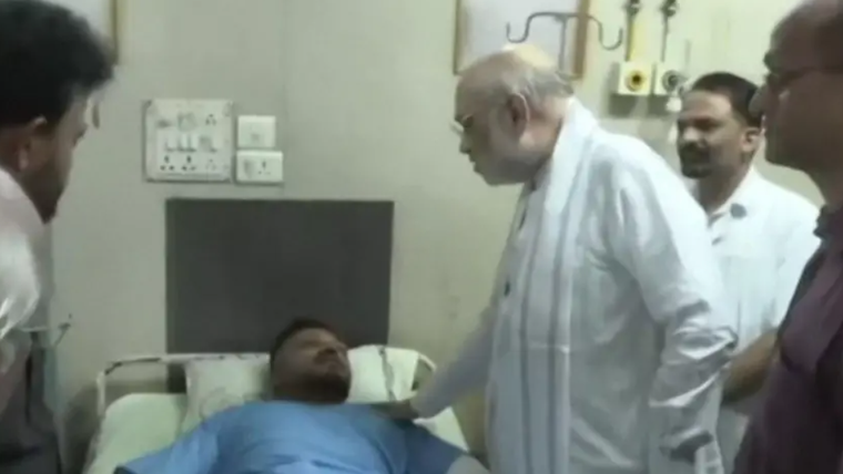Medios indios publicaron imágenes del sobreviviente en una cama de hospital reuniéndose con el ministro del Interior, Amit Shah.