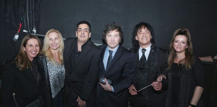 Leonardo Cifelli, a la derecha de Javier Milei, será el Secretario de Cultura Foto: Ig: @leocifelli