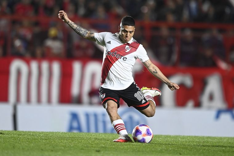 Juanfer con la zurda lista para marcar el gol de River. Foto: @RiverPlate