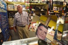 José Daniel Sendra comerciante histórico del Pasaje San Martín José Daniel Sendra, un comerciante con 40 años de historia en el Pasaje San Martín, reclama más organización y compromiso. Foto: Marcos García/MDZ