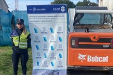 La mujer intentó robarse un médano de la playa y quedó imputada por los delitos de hurto y daño Foto: NA