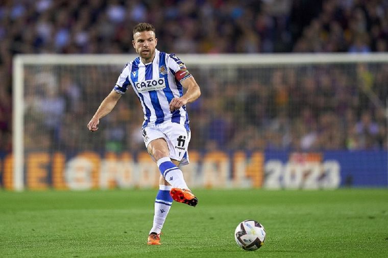 El ex volante del Real Madrid dio el okey para llegar al Ciclón, que debe definir la situación. Foto: @RealSociedad