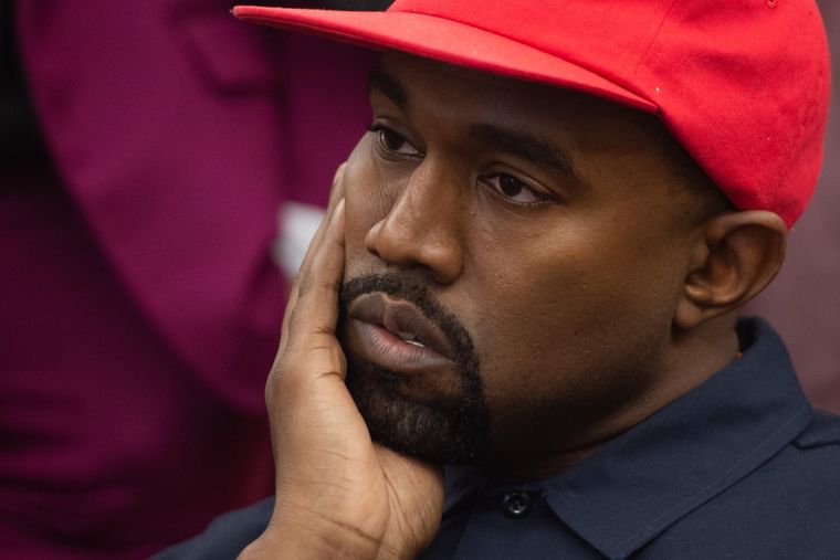 Kanye West perdió a un sinfín de sponsors por sus polémicas declaraciones antisemitas.
