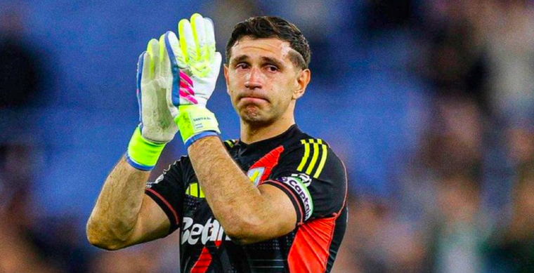 Así se retiro el Dibu Martínez de Villa Park: ¿fue su último partido allí?