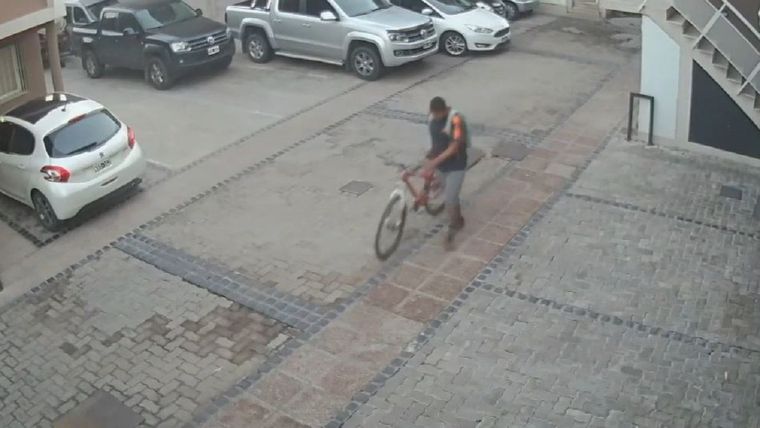 Así se llevaba la bicicleta el delincuente. Foto: Captura de pantalla.
