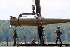 misiles Iskander Rusia Fuerzas rusas alistando un misil Iskander. Foto: Efe.