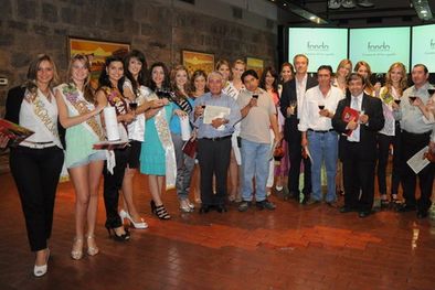 MDZol | El gran brindis: reinas vendimiales posaron, los hacedores del vino 2010, artistas invitados y las autoridades presentes. Foto: Gentileza