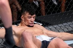 Johnny Walker cae tras el terrible golpe de Jamahal Hill. Foto: @QuintoRoundMMA