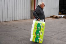 Jubilados en la entrega de pañales de PAMI.