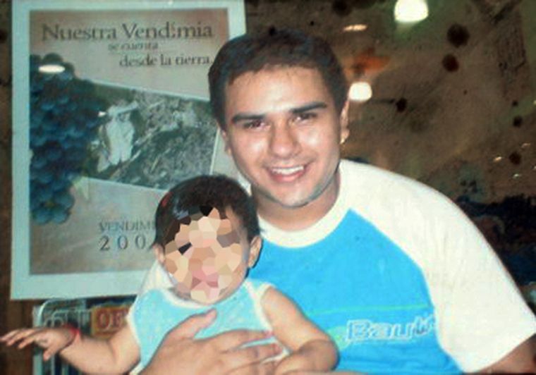 Roque Giménez (26) junto a una de sus dos hijas. Estaba casado hace 6 años.