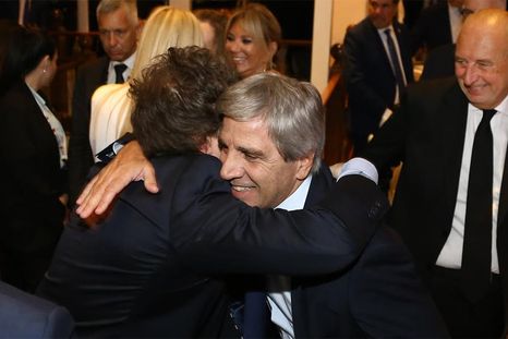 Javier Milei y el ministro de Economía Luis Caputo. Javier Milei y el ministro de Economía Luis Caputo.