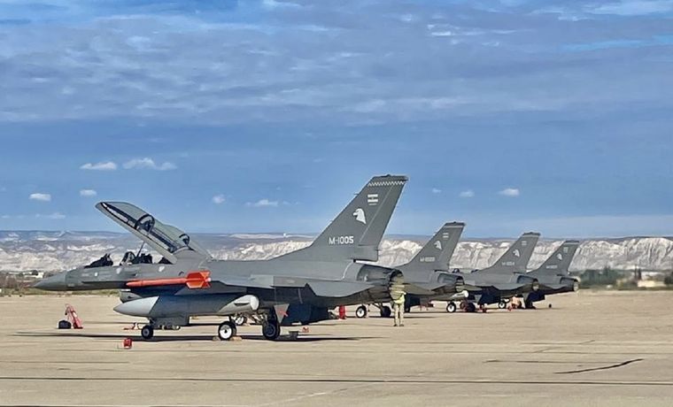 Los aviones de combate F-16 ya vuelan alto.