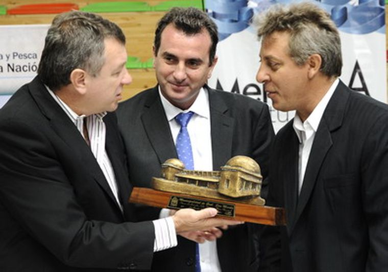 Paco Pérez junto a Yahuar y Giménez. Foto: Pachy Reynoso/MDZ