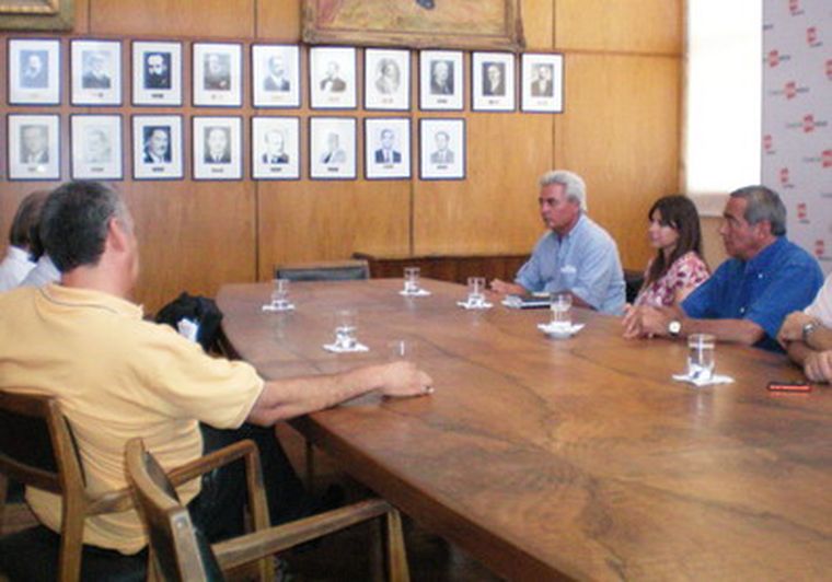 El Viti, empujado a negociar por los vendedores. Foto: Gentileza