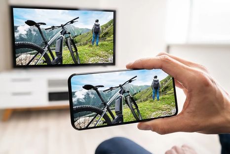 Proyectar la pantalla del móvil en la tele permite ver fotos, películas o entrenar con comodidad en un formato grande.