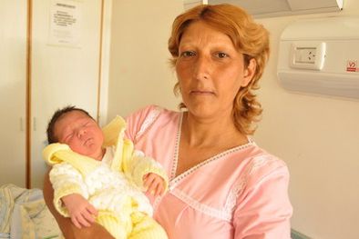 MDZol | Mónica junto al pequeño Lautaro, esperan el alta. Foto: Nacho Gaffuri / MDZ