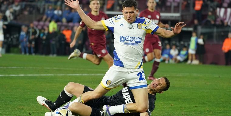 Se revelaron los audios del VAR en el polémico penal que Merlos le cobró a Central ante Lanús. Foto: Fotobaires