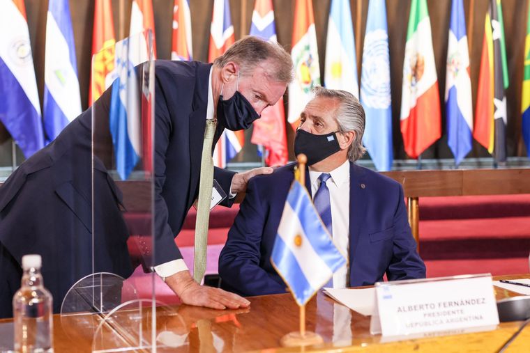 El embajador Rafael Bielsa junto al presidente Alberto Fernández.