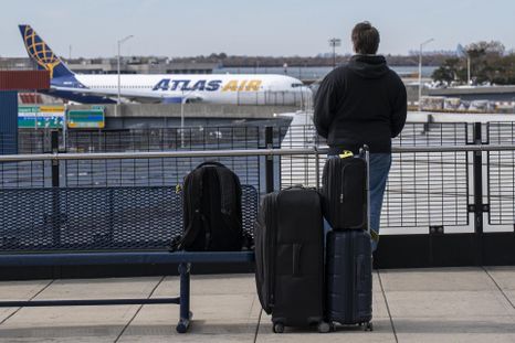 Un pasajero espera afuera del aeropuerto John F. Kennedy, en Nueva York (EE.UU.)