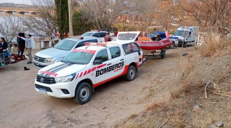 La víctima fatal navegaba en un bote inestable junto a una niña de 9 años que sobrevivió a la tragedia. Foto: Bomberos Voluntarios de Embalse