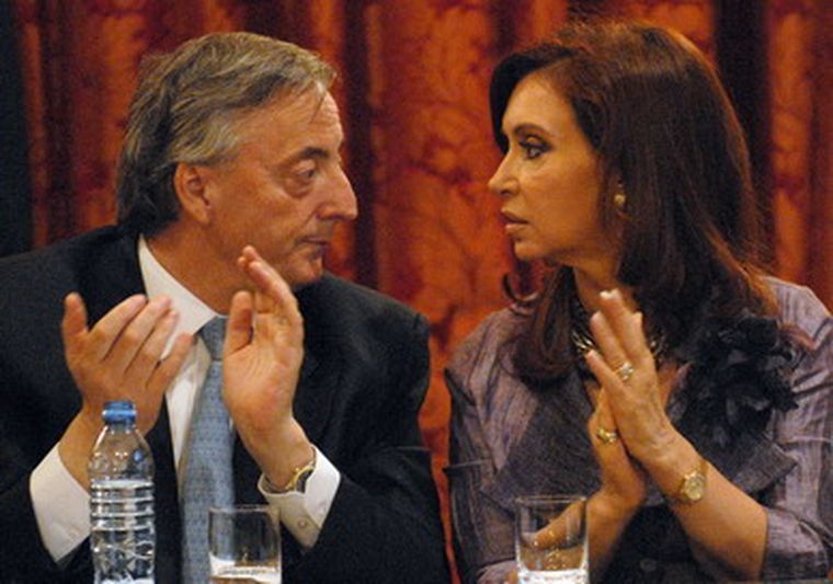 Néstor y Cristina, juntos, pero no pegoteados. Foto: NA
