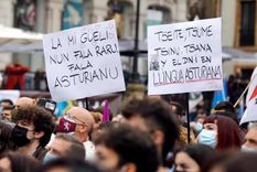 Mi abuela no habla raro, habla asturiano, se lee en una pancarta portada por uno de los que participaron el la manifestación organizada por la Xunta pola Defensa de la Llingua Asturiana a favor de la oficialidad de dicho idioma en Oviedo, España, el 16 de octubre de 2021. Foto: Getty Images