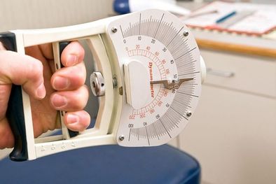 MDZol | Para medir la fuerza del agarre, los médicos usan un dinamómetro. Foto: GETTY IMAGES