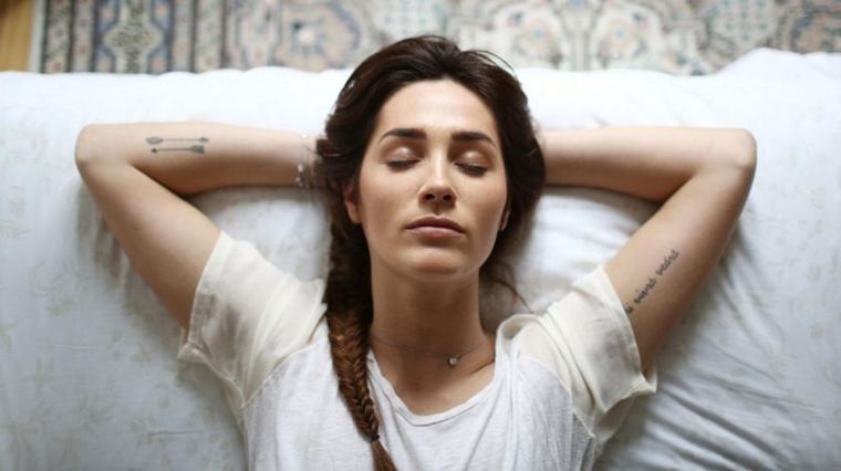 Adopta una rutina relajante antes de dormir. Foto: GETTY IMAGES