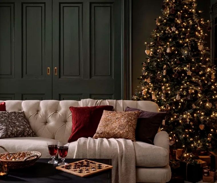 Para evitar errores comunes en la iluminación navideña, hay que empezar por colgarlas correctamente, asegurándose de que no se caigan, provoquen cortocircuitos y luzcan lo mejor posible. Foto: The Cotswold Company