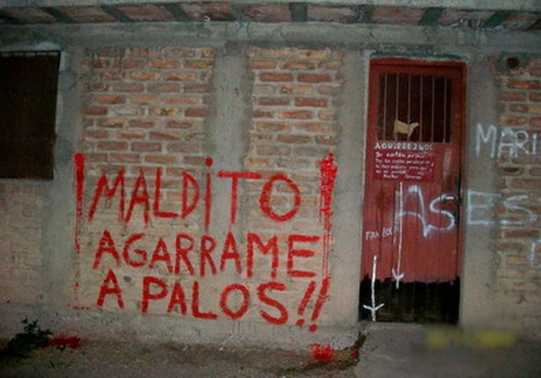 Así escracharon la casa del supuesto agresor de la perra Apa.