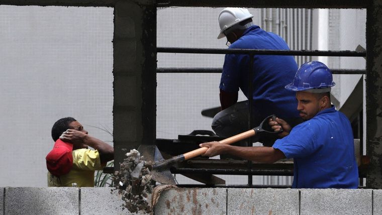 Empleados trabajan en la construcción de un edificio residencial en medio del brote de la enfermedad por coronavirus (COVID-19), en Sao Paulo, Brasil.