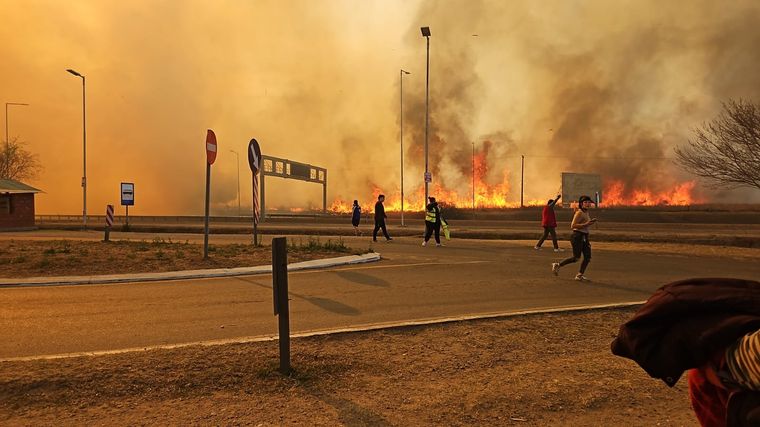 Las llamas se acercan peligrosamente a una estación de servicios en la autopista Córdoba-Carlos Paz, que debió ser evacuada. Foto: Gentileza