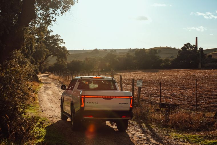 La nueva Santana 400 debuta en versiones PHEV y diésel como la gran pick-up que marca el retorno productivo de Santana en Linares.